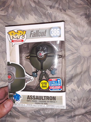 Funko pop Fallout 4 Assaultron GITD NYCC Exclusive